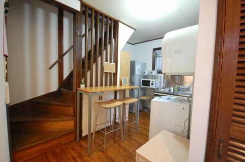 シェア住居の正面玄関から見た内部の様子。（id:9948,玄関）