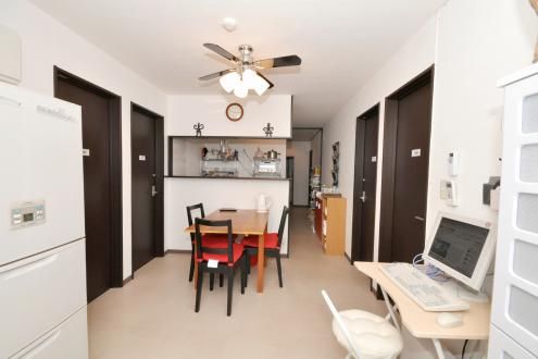 シェア住居の正面玄関から見た内部の様子。（id:22808,ラウンジ）
