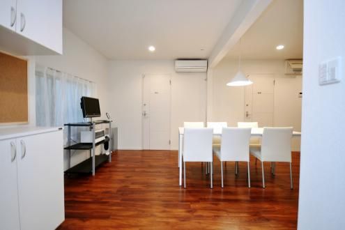 シェア住居の正面玄関から見た内部の様子。（id:16789,ラウンジ）