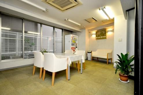 シェア住居のラウンジの様子。自動販売機が置いてある。(id:18146,ラウンジ) シェア住居のラウンジの様子。自動販売機が置いてある。(id:18146,ラウンジ)