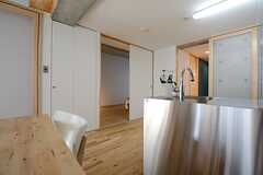 キッチンの隣に寝室があります。（106号室）※モデルルームです。(2014-10-10,専有部,ROOM,1F)