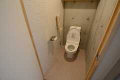 ウォシュレット付きトイレの様子。（106号室）※モデルルームです。(2014-10-10,専有部,ROOM,1F)