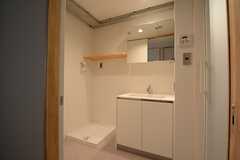 脱衣室には、洗面台と洗濯機置き場が設けられています。（106号室）※モデルルームです。(2014-10-10,専有部,ROOM,1F)