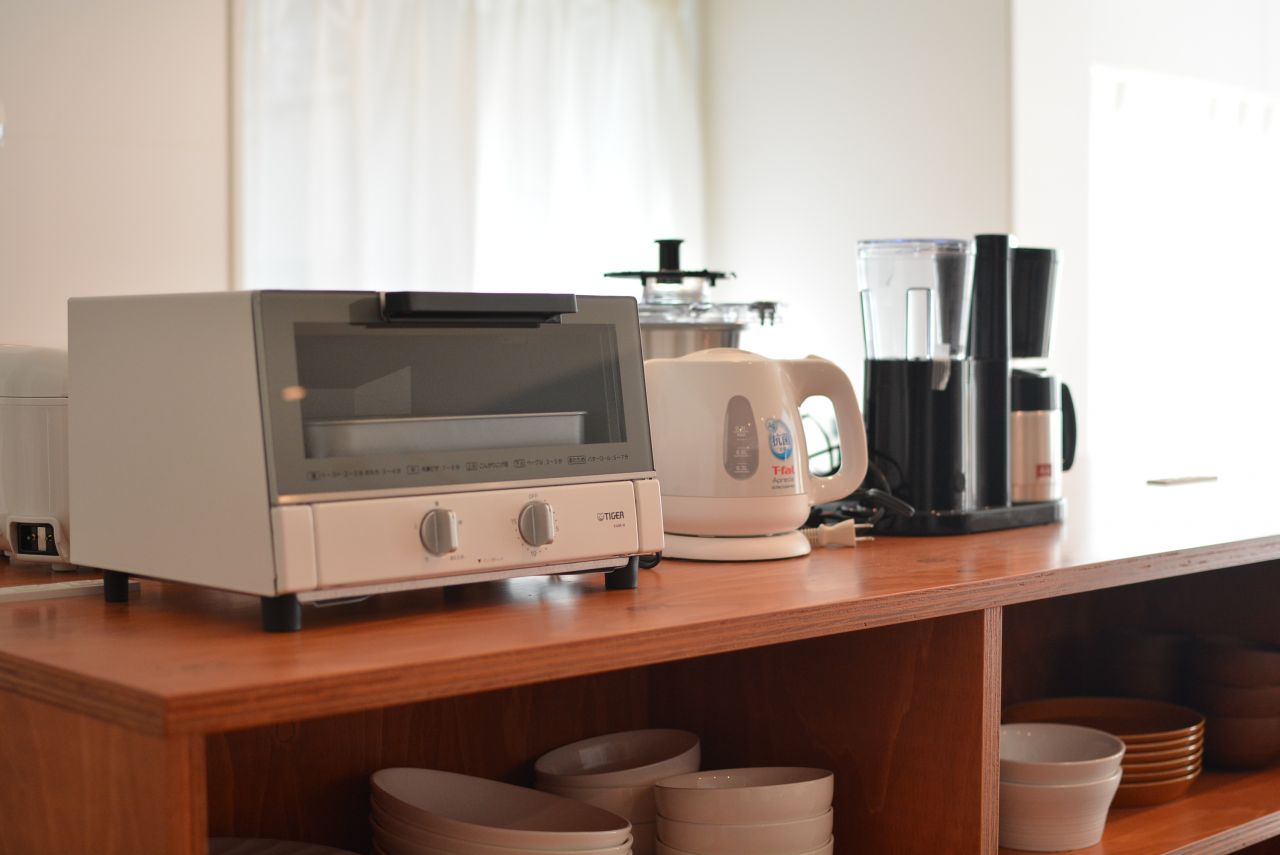 キッチン家電の様子。コーヒーメーカーやフードプロセッサーなども用意されています。|1F キッチン