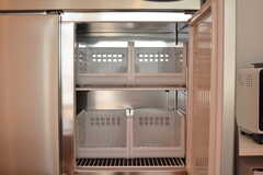 冷蔵庫の内部は専有部ごとにボックスで仕切られています。(2017-03-09,共用部,KITCHEN,1F)