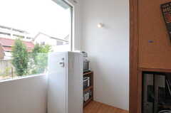 キッチンの窓際には、冷凍庫と電子レンジやオーブンレンジが置かれています。(2013-07-19,共用部,KITCHEN,1F)