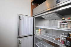 冷凍庫の対面には業務用冷蔵庫。(2013-07-19,共用部,KITCHEN,1F)