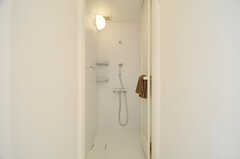 シャワールームの様子。(2013-07-19,共用部,BATH,1F)