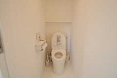ウォシュレット付きトイレの様子。トイレ用擬音装置も設置されています。(2013-07-19,共用部,TOILET,1F)