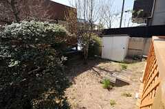 ウッドデッキの先は庭になっています。(2012-03-27,共用部,OTHER,1F)