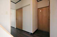 玄関から廊下を見た様子。左から101号室、トイレ、トイレ脇に水まわり設備があります。(2012-03-27,共用部,OTHER,1F)