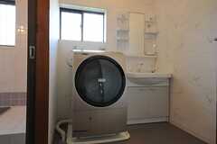 脱衣室の様子。洗濯機と洗面台が設置されています。(2012-03-27,共用部,LAUNDRY,1F)
