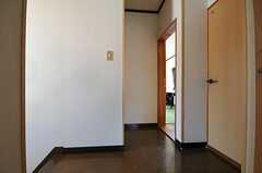 廊下の様子。奥に201、202号室、手前右手のドアがトイレです。(2012-03-27,共用部,OTHER,2F)