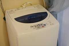 ダイニング脇に洗濯機が設置されています。(2015-09-24,共用部,LAUNDRY,1F)