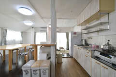 リビングはキッチンが併設されています。(2022-07-26,共用部,LIVINGROOM,3F)