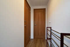 左手が201A号室、奥が201B号室のドアです。(2022-07-26,専有部,ROOM,2F)