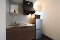 キッチンは各部屋に備わっています。（201A号室）(2022-07-26,専有部,ROOM,2F)