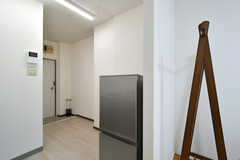 専有部の様子2。冷蔵庫も各室に設置されています。（302号室）(2022-07-26,専有部,ROOM,3F)