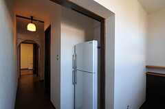 冷蔵庫の様子。奥にはバスルームとトイレが並んでいます。(2012-05-21,共用部,KITCHEN,2F)
