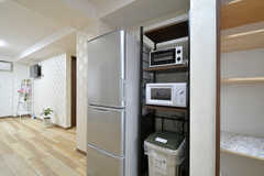 冷蔵庫とキッチン家電の様子。(2022-12-01,共用部,KITCHEN,3F)