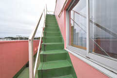 外階段の様子。屋上に上がれます。(2022-12-01,共用部,OTHER,3F)