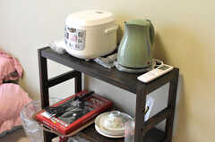 炊飯器やポット、食器などが用意されています。（101号室） (2022-08-25,専有部,ROOM,1F)