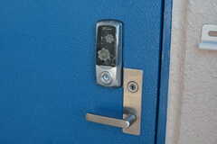 玄関の鍵はナンバー式のオートロック。(2021-03-15,周辺環境,ENTRANCE,4F)