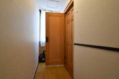 入り口のドアは2枚あります。（206号室）(2021-03-15,専有部,ROOM,2F)