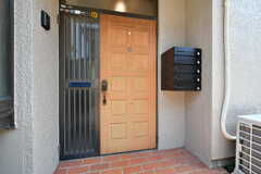 シェアハウスの玄関ドア。部屋ごとの郵便受けが設置されています。(2021-05-07,周辺環境,ENTRANCE,1F)
