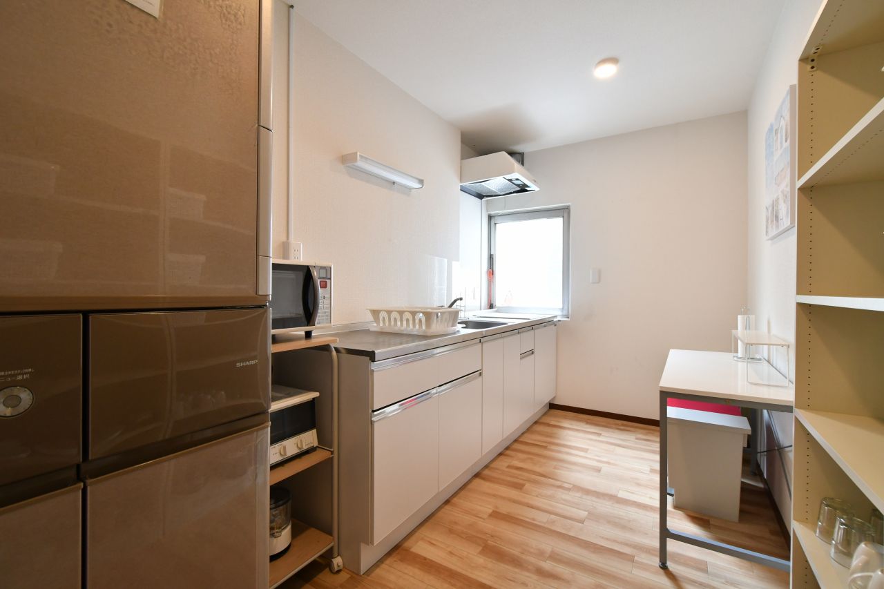 リビング側から見たキッチン全体の様子。(2020-06-18,共用部,KITCHEN,3F)
