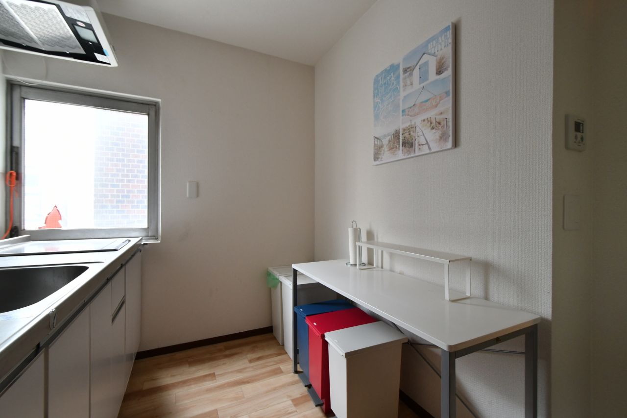 シンクの対面にはゴミ箱が設置されています。(2020-06-18,共用部,KITCHEN,3F)