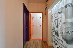 オレンジのドアの先はバスルームです。右手のカーテンの先は洗面台です。(2020-06-18,共用部,OTHER,3F)