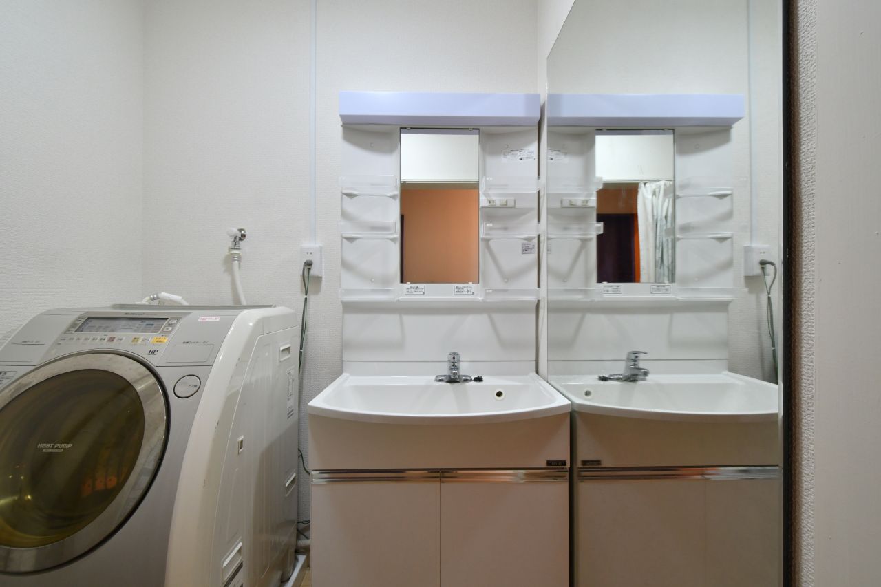 洗面台の様子。右手は大きな鏡張りになっています。(2020-06-18,共用部,WASHSTAND,3F)