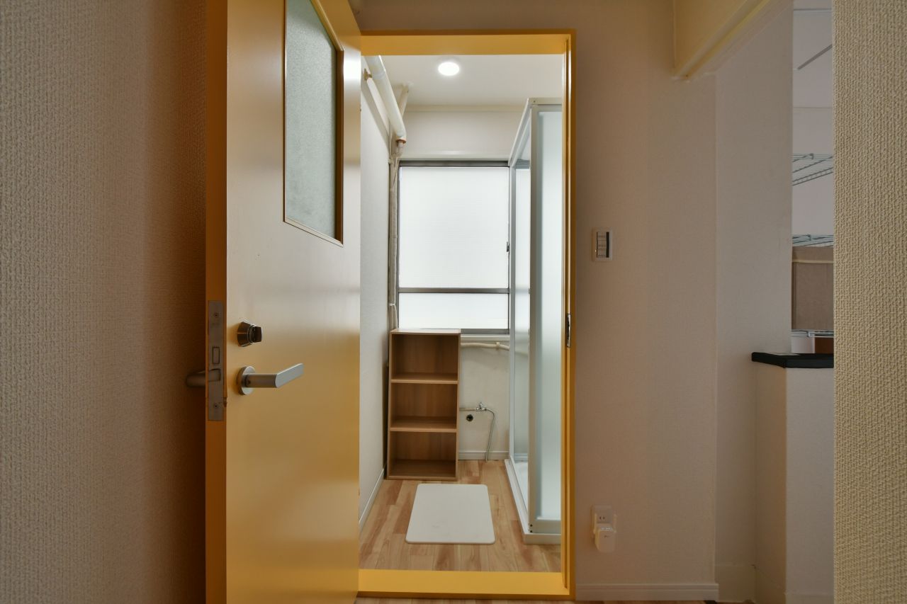 イエローのドアを開けるとシャワールームです。(2020-06-18,共用部,BATH,3F)