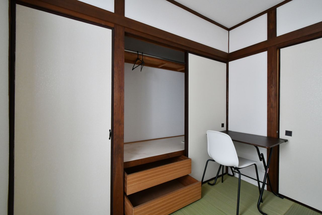 専有部の様子2。押入れ収納付きです。押し入れ内にはポールが渡されているので洋服も掛けられます。（301号室）(2020-06-18,専有部,ROOM,3F)