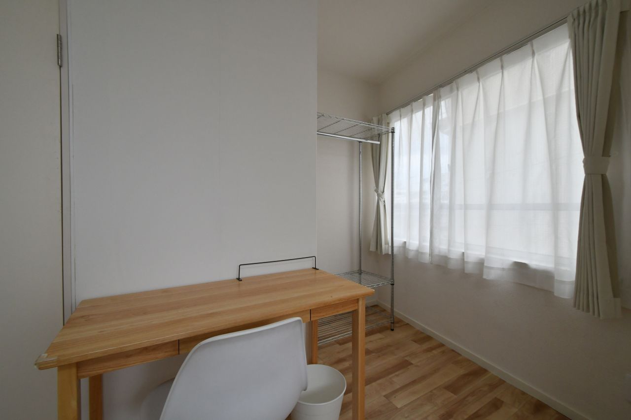 デスクとチェアの様子。（302号室）(2020-06-18,専有部,ROOM,3F)