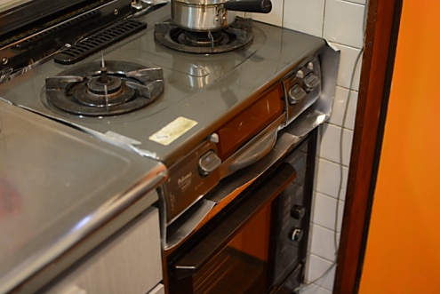 ガスコンロの様子。グリルとオーブン付きです。(2016-01-25,共用部,KITCHEN,2F)