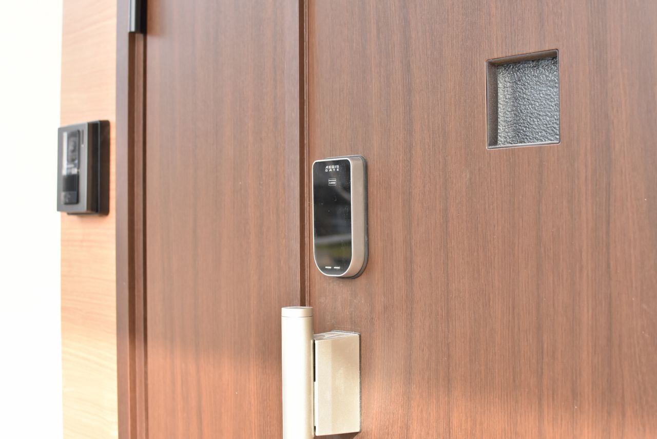 玄関の鍵はナンバー式のオートロックです。(2017-03-23,周辺環境,ENTRANCE,1F)