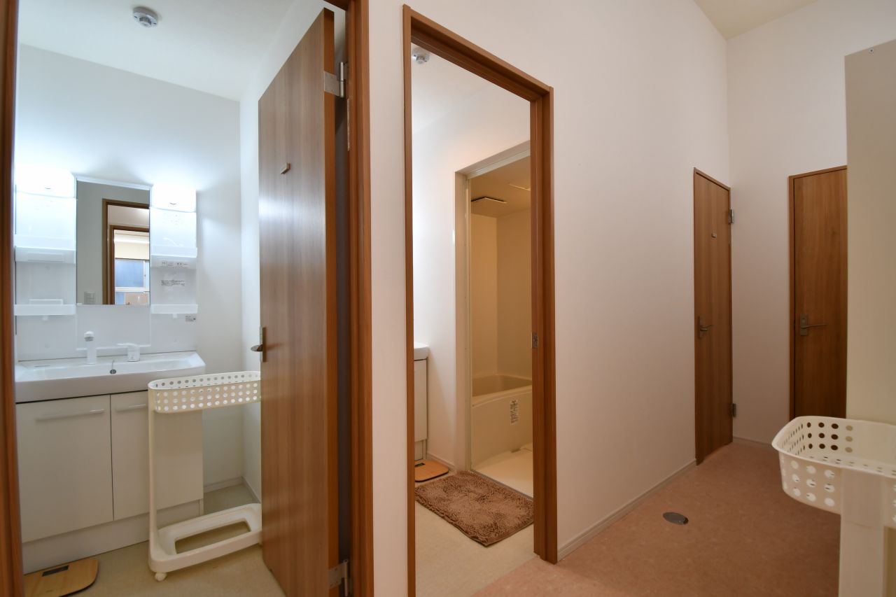 バスルームとシャワールームが2室ずつ用意されています。(2017-03-23,共用部,BATH,)