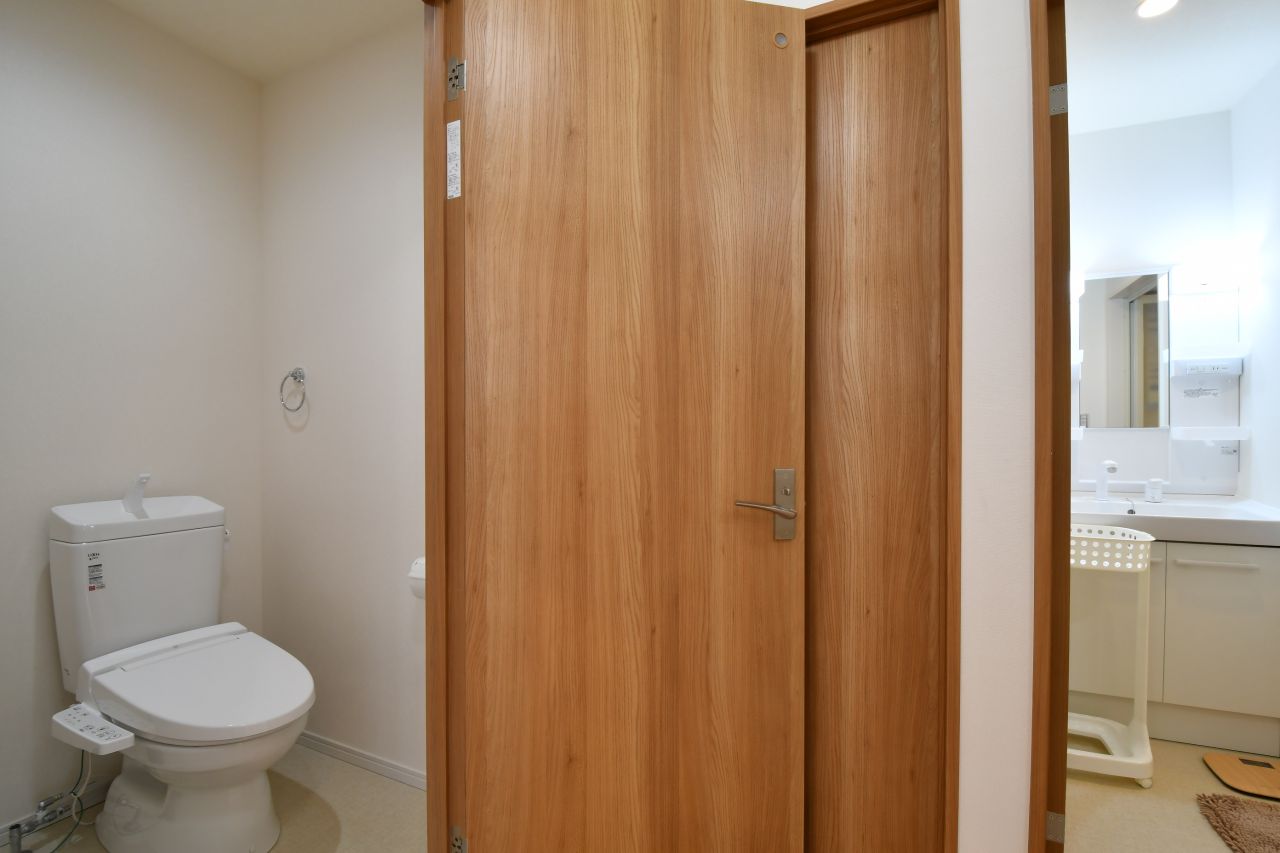 バスルーム脇がウォシュレット付きトイレです。(2017-03-23,共用部,TOILET,)