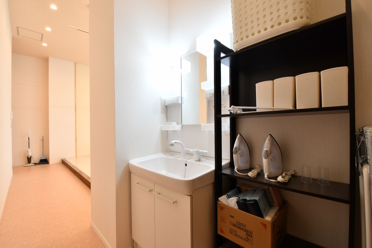 洗面台と収納棚が並んでいます。(2017-03-23,共用部,WASHSTAND,)