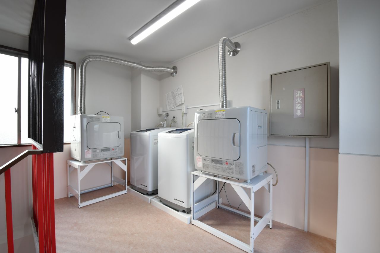 洗濯機と乾燥機が2台ずつ設置されています。(2017-03-23,共用部,LAUNDRY,3F)