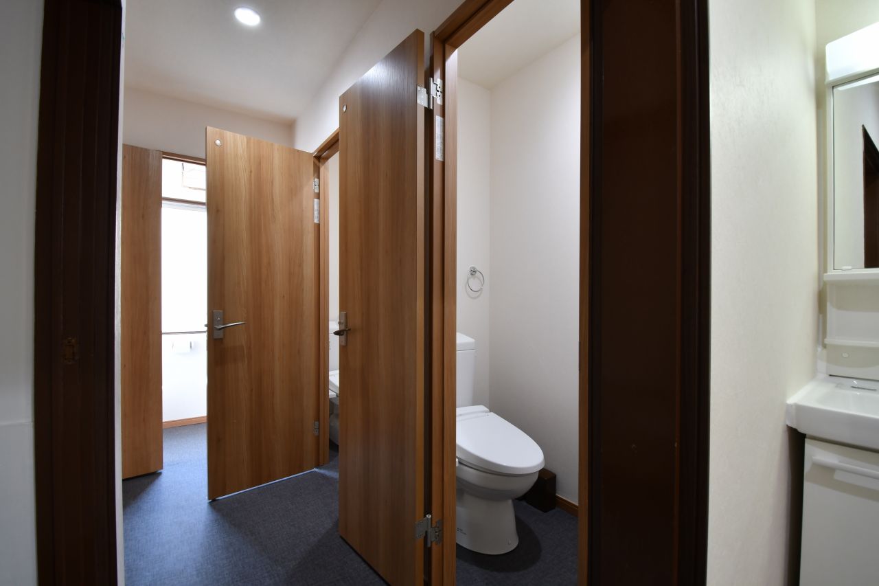 ウォシュレット付きトイレが3室並んでいます。(2017-03-23,共用部,TOILET,2F)