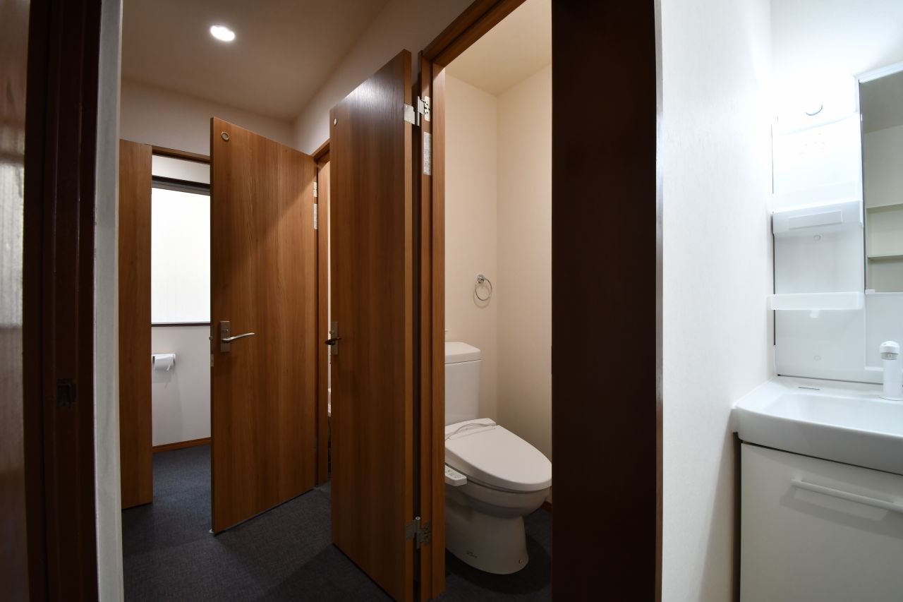 ウォシュレット付きトイレが3室並んでいます。(2017-03-23,共用部,TOILET,1F)