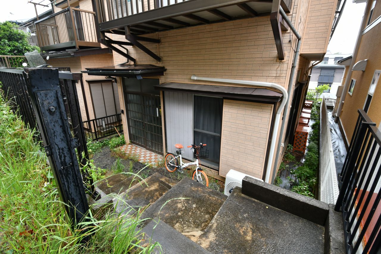 玄関は道路から下がったところにあります。(2023-05-23,周辺環境,ENTRANCE,1F)