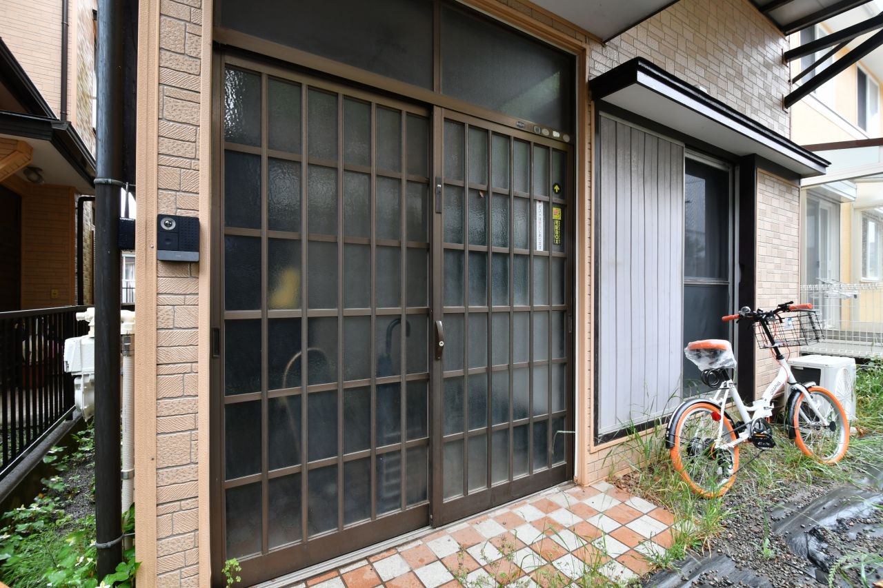 玄関ドアの様子。(2023-05-23,周辺環境,ENTRANCE,1F)