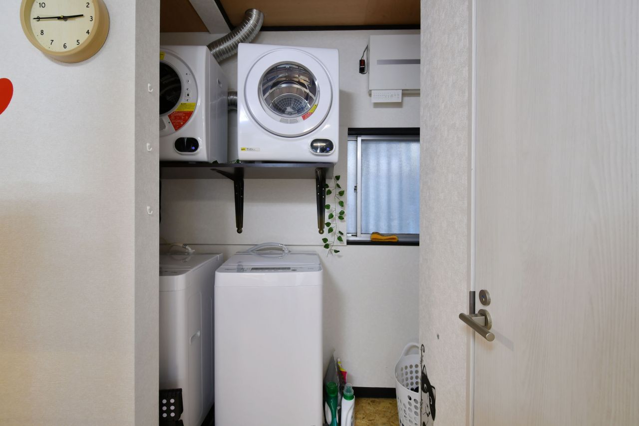 洗濯機と乾燥機の様子。右手に洗面台があります。(2023-05-23,共用部,LAUNDRY,1F)