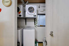 洗濯機と乾燥機の様子。右手に洗面台があります。(2023-05-23,共用部,LAUNDRY,1F)