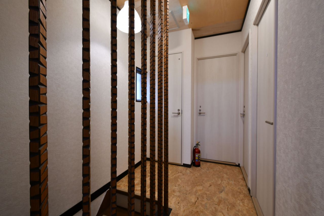 廊下の様子。階段の正面がトイレです。(2023-05-23,共用部,OTHER,2F)