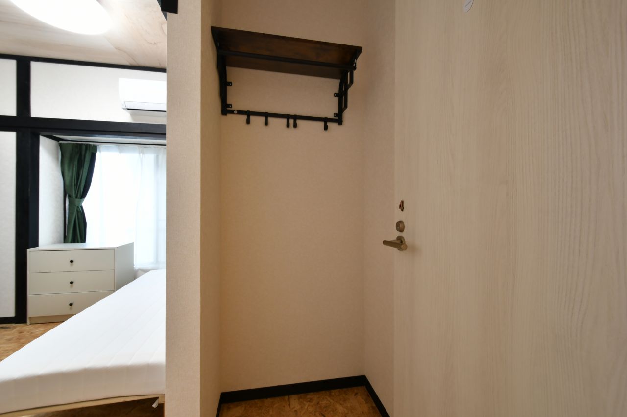 オープンクローゼットの様子。（202号室）(2023-05-23,専有部,ROOM,2F)